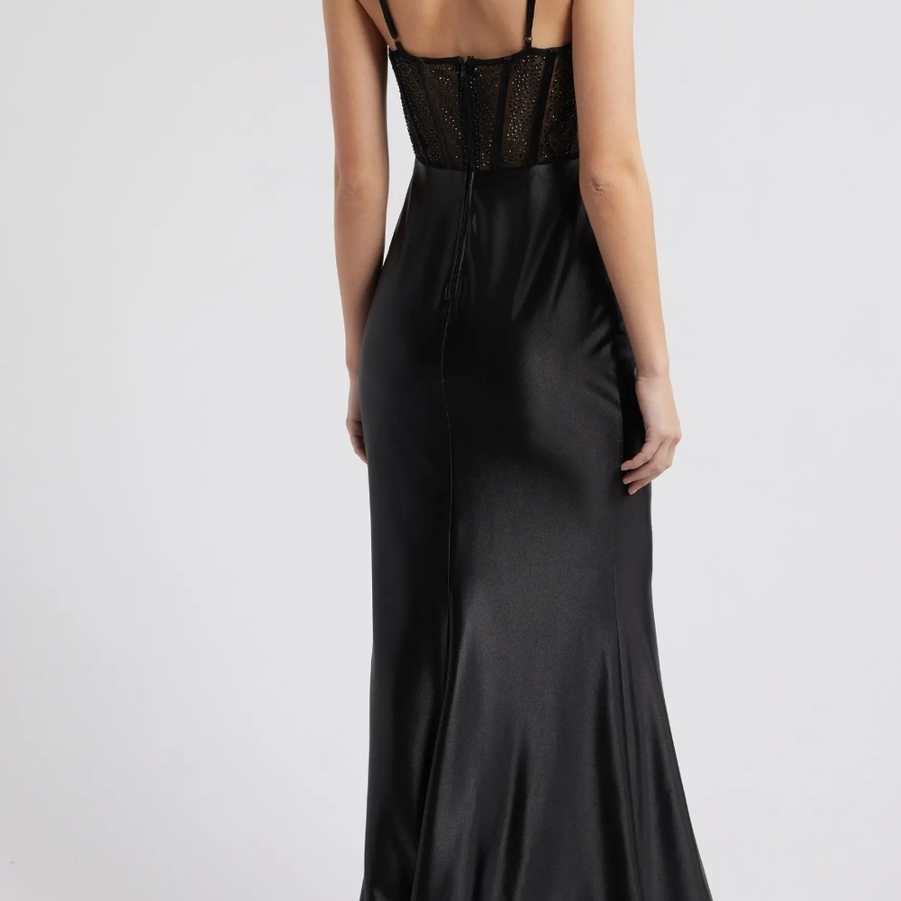 Elegant Black Evening Gown - Picture 3 of 6